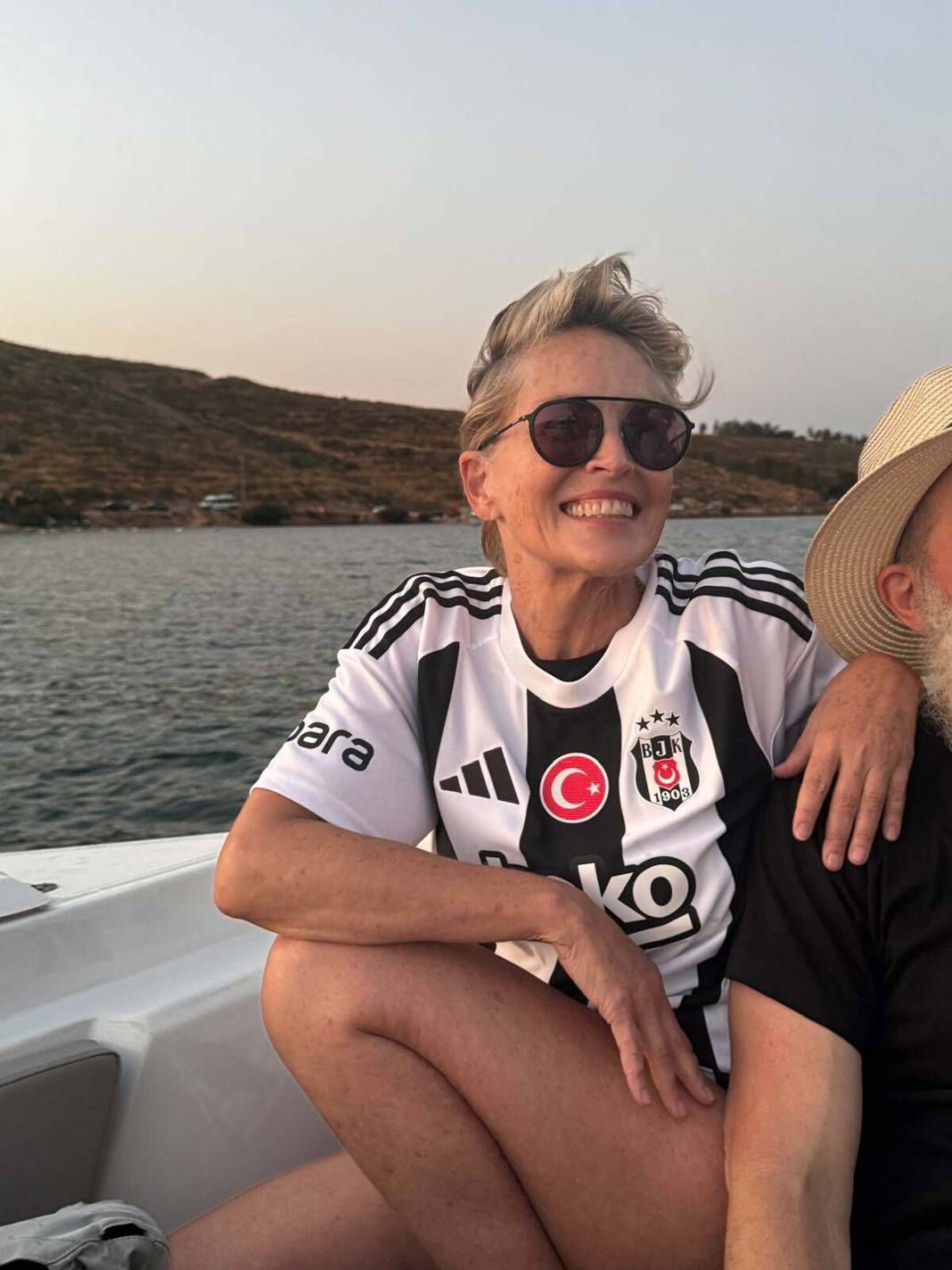 Sharon Stone'a, Bodrum'da Beşiktaş forması hediye edildi 5